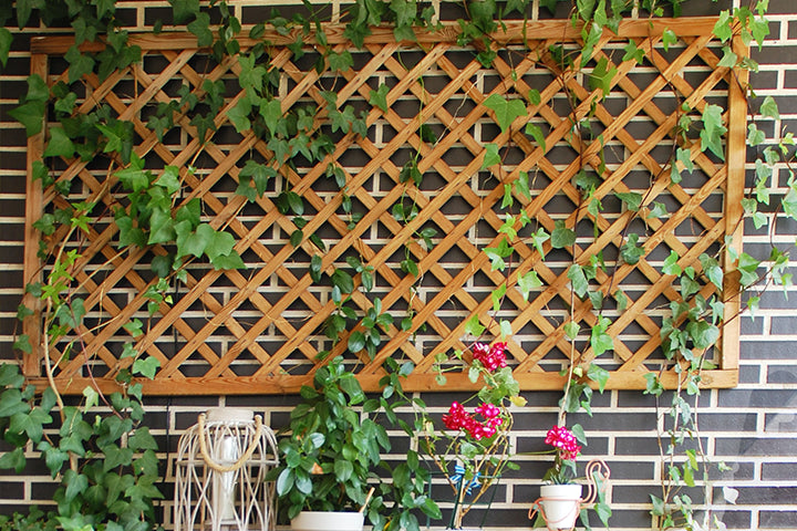 Wanddeko Terrasse mit Kunstpflanzen