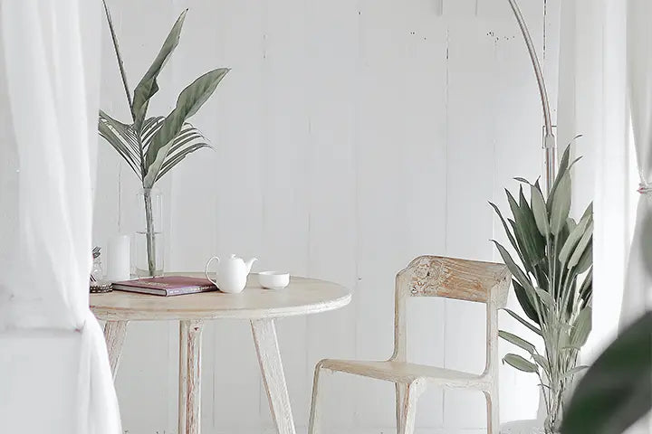 Kunstpflanzen im Japandi Interiorstyle. Gedeckte Grüntöne, weiß und beige.
