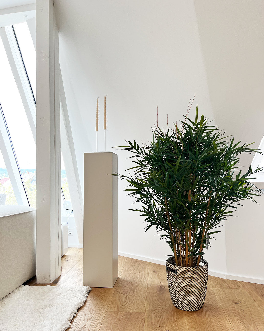 künstlicher bambus marleen in wohnzimmer mit tollem blick