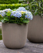 Blumentopf Kugel Groove warmes taupe | 43x41 cm