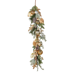Künstliche Weihnachtsgirlande - Zuzu auf transparentem Hintergrund mit echt wirkenden Kunstblättern in natürlicher Anordnung. Künstliche Weihnachtsgirlande - Zuzu hat die Farbe Natur und ist 110 cm hoch. | aplanta Kunstpflanzen