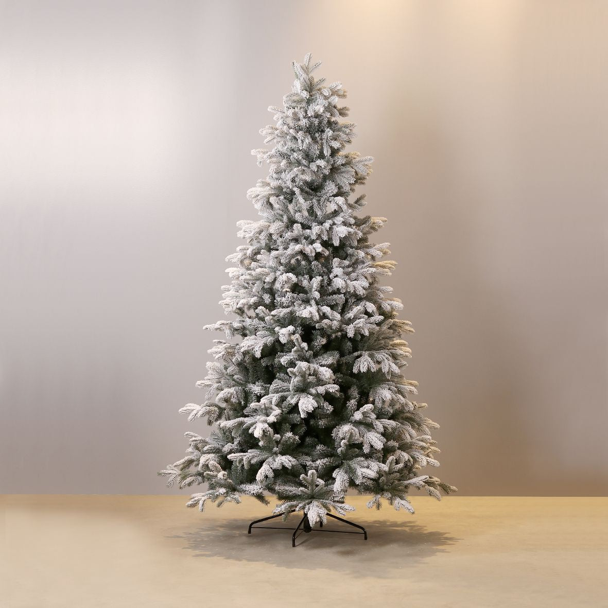 Künstlicher Weihnachtsbaum - Eva | 240 cm, mit Schnee